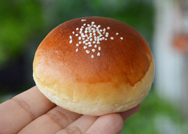 銀座木村家の夏限定『カルピスクリームパン』はおやつにもお土産にもいける爽やかな味！