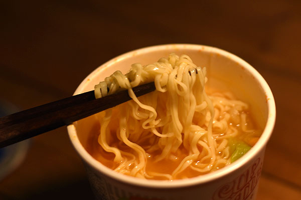 真夜中の空腹どうする 低カロリーなのに濃厚カップ麺 カップヌードルライトプラス 海老のビスク でしのぐ Mitok ミトク