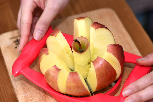 グッと押し付けるだけでリンゴが８等分に！ 貝印の『アップルカッター』が包丁ニガテ派にありがたい