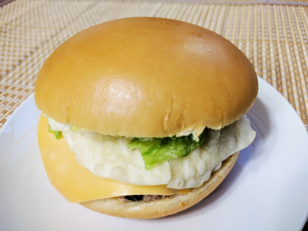 宇都宮の高校生が考案した まるで餃子バーガー はバンズにラー油が染み ぎょうざ皮がはみ出ていた Mitok ミトク