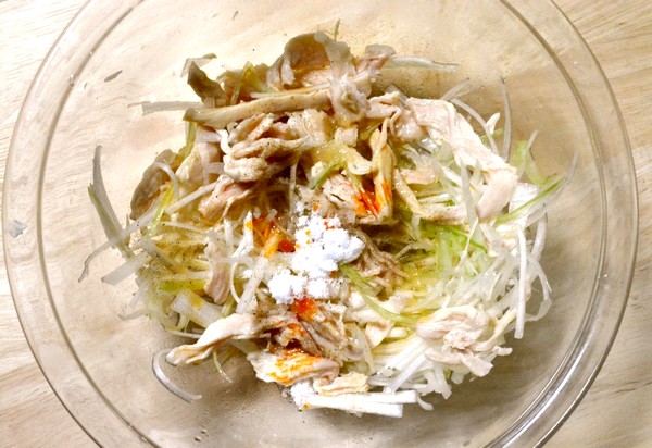 自宅でラーメン屋風 ピリカラ白髪ネギ を作る方法 サラチキを加えておつまみアレンジもいけるぞ Mitok ミトク