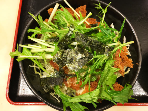 脂肪の少ない鶏ささみ肉でカツ丼 松のや 塩ダレささみかつ丼 は水菜添えのさっぱり仕上げだった Mitok ミトク