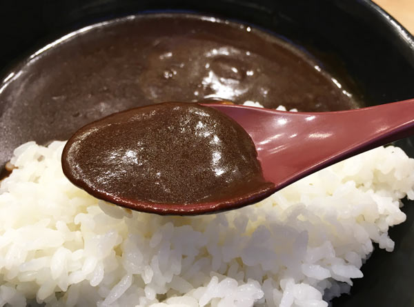 吉野家がブラックに変化 黒カレー はビジュアル系に終わらない複雑スパイシー感の本格味だった Mitok ミトク