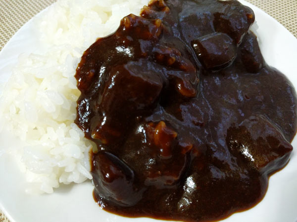 ダイソーの 外も中も黒い レトルト食品 ブラックカレー がお値段以上の旨味で買い置きしたいかも Mitok ミトク