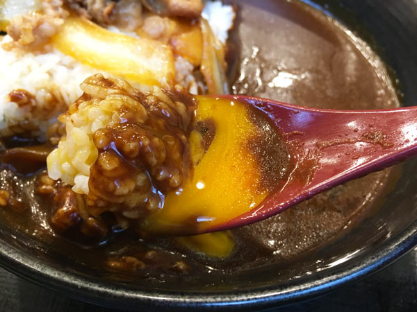 吉野家がブラックに変化 黒カレー はビジュアル系に終わらない複雑スパイシー感の本格味だった Mitok ミトク