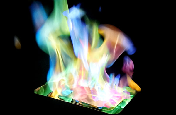 カラフルすぎる焚き火、どうなってんの！ 炎色反応を使った実験動画がオーロラのように幻想的
