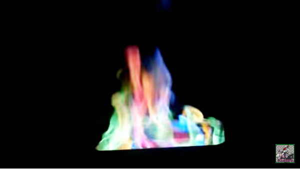 カラフルすぎる焚き火 どうなってんの 炎色反応を使った実験動画がオーロラのように幻想的 Mitok ミトク