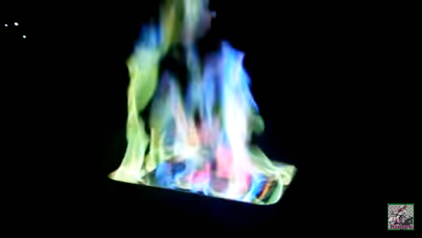 カラフルすぎる焚き火 どうなってんの 炎色反応を使った実験動画がオーロラのように幻想的 Mitok ミトク