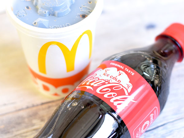 マクドナルドのコカ・コーラは本当に薄いのか？ 濃度を測定してみたところ……