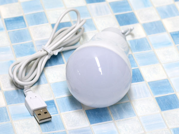 ダイソーの100円 電球型ledライト はusbタイプでわりと便利なアイテム Mitok ミトク