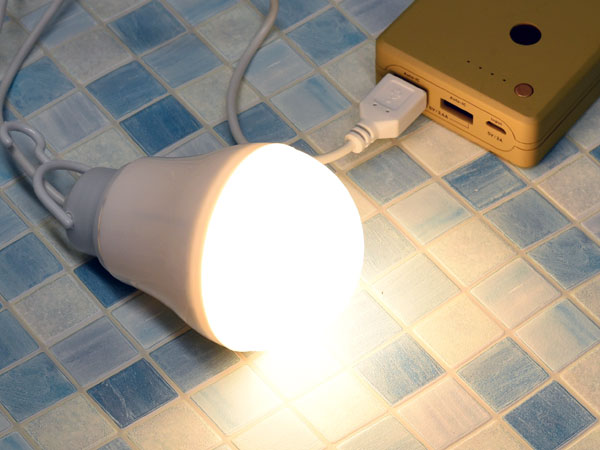 ダイソーの100円 電球型ledライト はusbタイプでわりと便利なアイテム Mitok ミトク