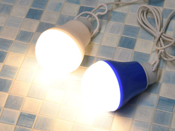 ダイソーの100円『電球型LEDライト』はUSBタイプでわりと便利な 