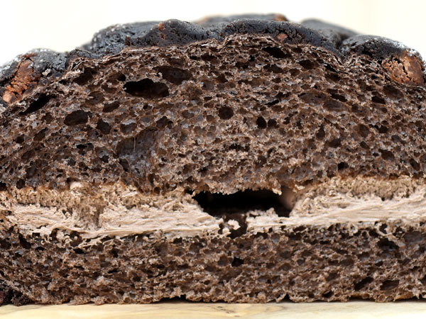 ローソンの石炭みたいな 黒いメロンパン はチョコパンとしては優秀 Mitok ミトク