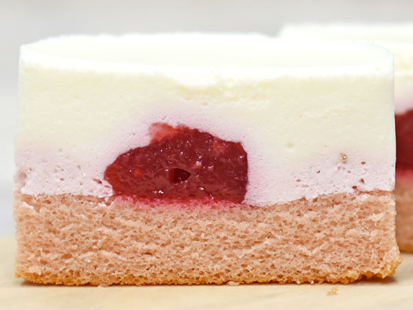 ローソンの白いムースケーキはふわっと食感の中に鮮烈のベリーソース Mitok ミトク