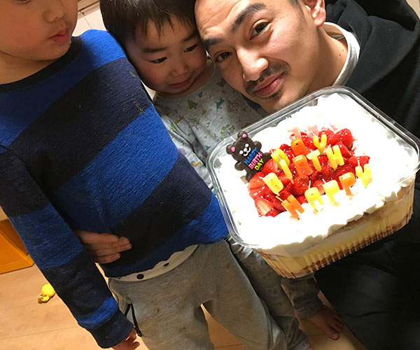 コストコ大盛りケーキで家族の誕生日を祝ったら すごい反応だった Mitok ミトク