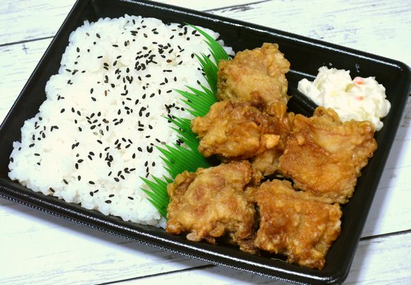 コンビニ定番 鶏のからあげ弁当 をセブン ローソン ファミマで食べ比べてみた結果 Mitok ミトク