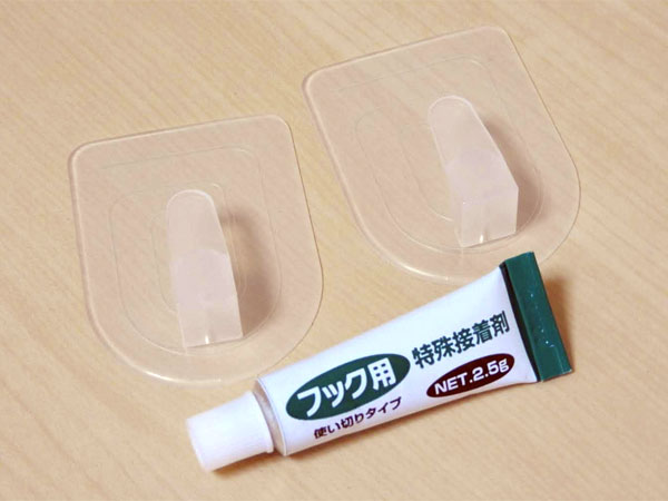 ダイソーの 接着剤で貼る壁掛けフック は跡残りがイヤな場所にいいかも Mitok ミトク