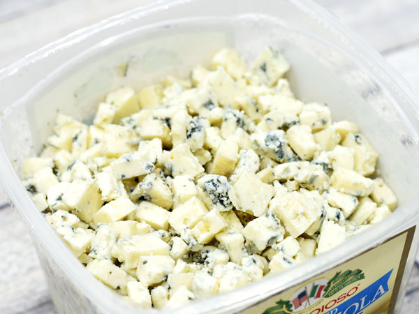 コストコの青カビチーズ ベルジョイオーゾ クランブル ゴルゴンゾーラ のおすすめ度は 気になる味や食べ方をチェック Mitok ミトク
