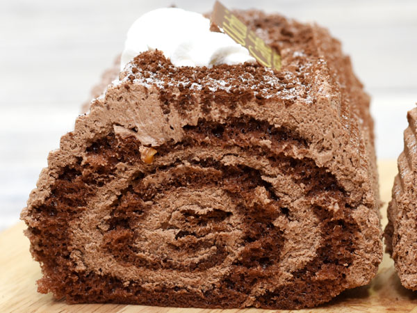 ローソンの重量級チョコケーキ ブッシュドノエル はクリームの威力がすごい Mitok ミトク