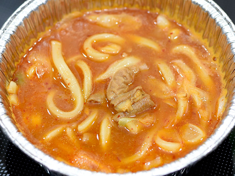 ローソンのアルミ麺『ホルモン鍋うどん入り』はナガラ食品監修のハードな辛旨タイプ