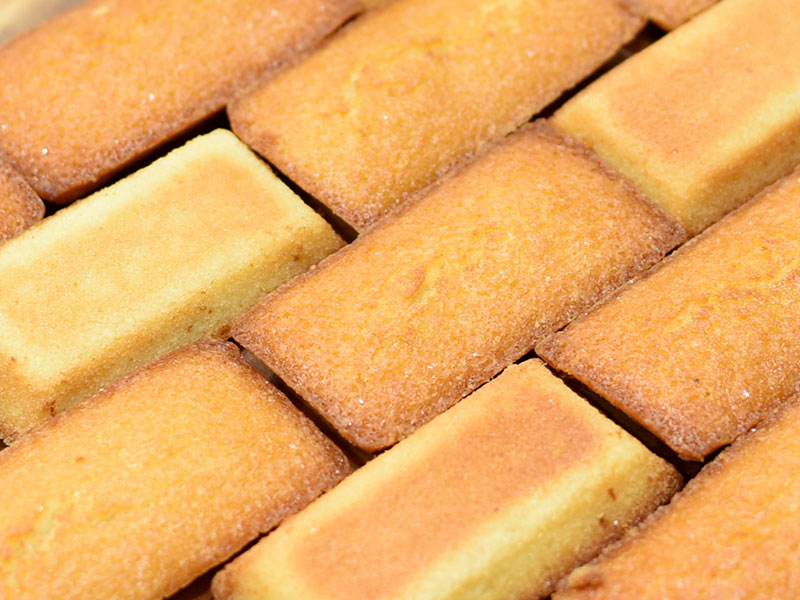コストコの24個焼菓子『アーモンドフィナンシェ』は地味だけど香りおいしい良おやつ - mitok（ミトク）