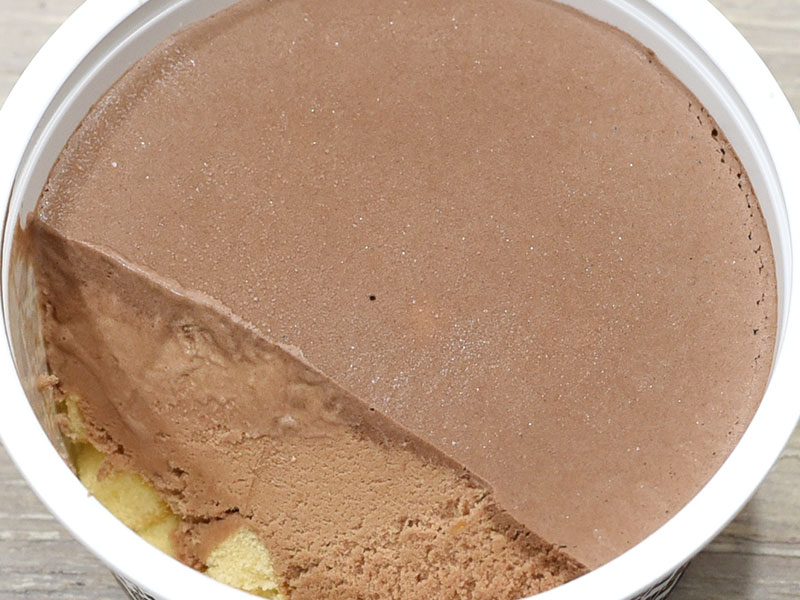 セブンのトップス系アイス チョコレートケーキカップ は胡桃まじりでソレっぽい Mitok ミトク