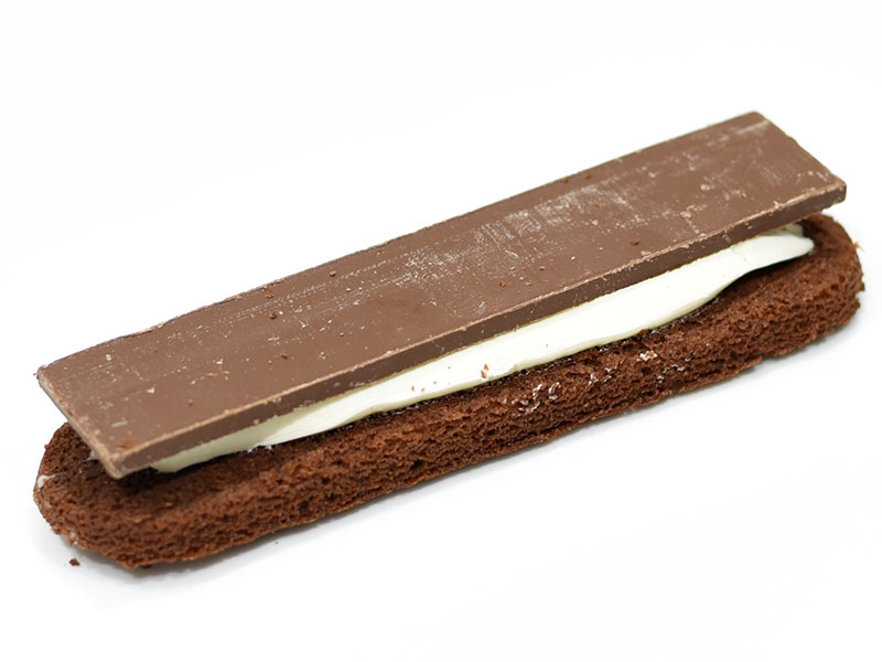 ファミマの パキッと食感の板チョコ クッキーサンド は単純明快でよしっ Mitok ミトク