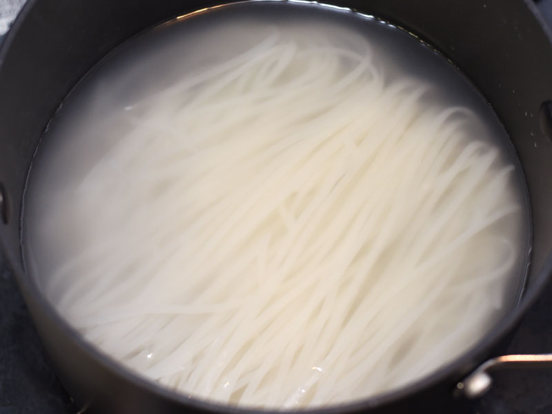 コストコの スイートチリパッタイ はエビ山盛りのもっちりライス麺フード Mitok ミトク