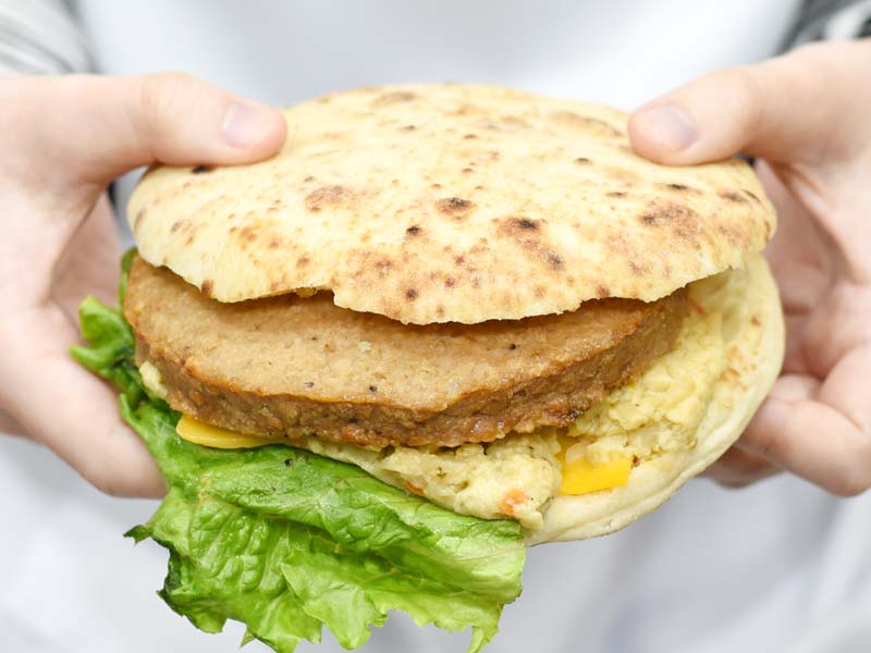 コストコのフードコートめし『ガーデンピタサンドウィッチ』は圧倒的食べごたえの大豆＆野菜バーガー