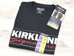 KIRKLAND Signature ユニセックス ロゴTシャツ